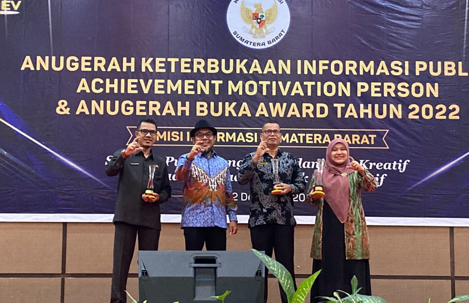Bawaslu Pessel Raih Dua Penghargaan Sekaligus Dalam Anugerah Komisi Informasi Tahun 2022