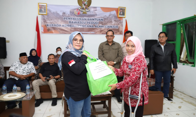 Bawaslu Serahkan Sejumlah Bantuan kepada Korban Bencana Alam Cianjur