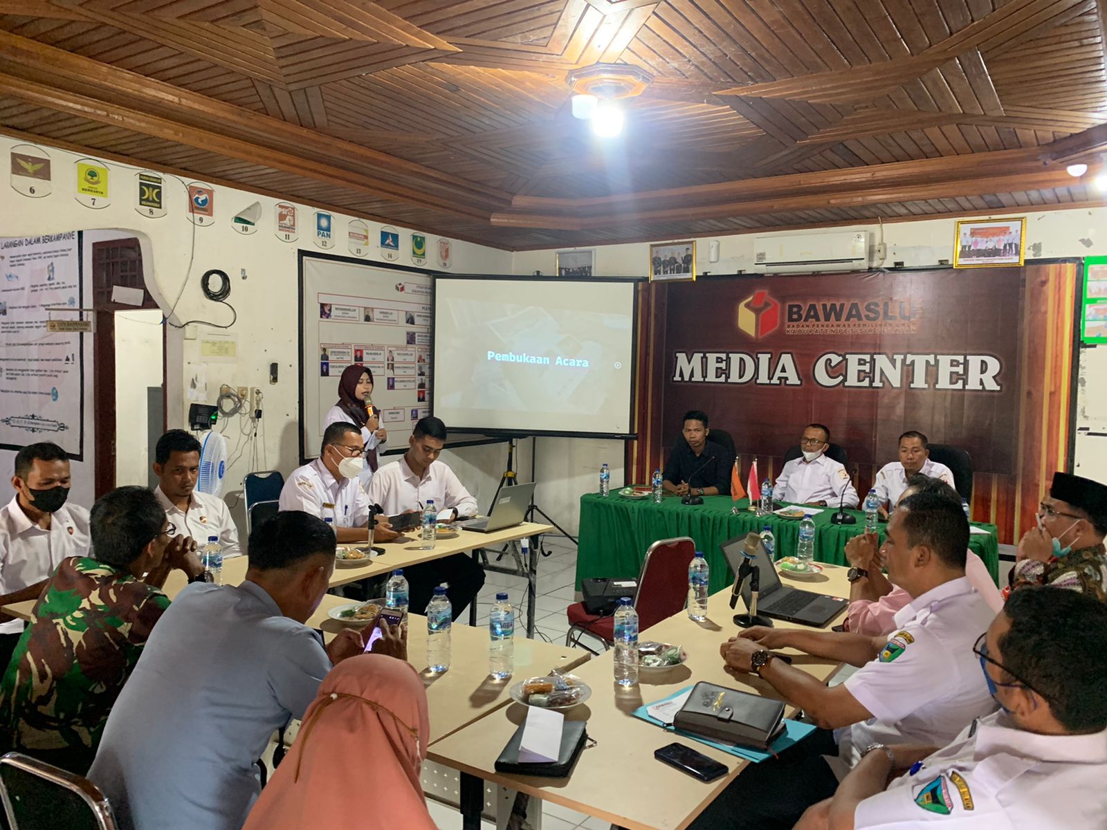 Gelar Rapat Koordinasi dengan Stakeholders, Bawaslu Pessel Himpun  Data Pemilih Berkelanjutan