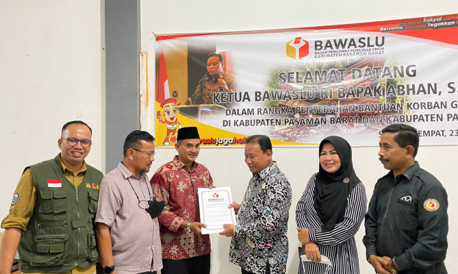 Serahkan Bantuan Kepada Korban Gempa, Abhan Harap Bawaslu Terus Menjaga Solidaritas