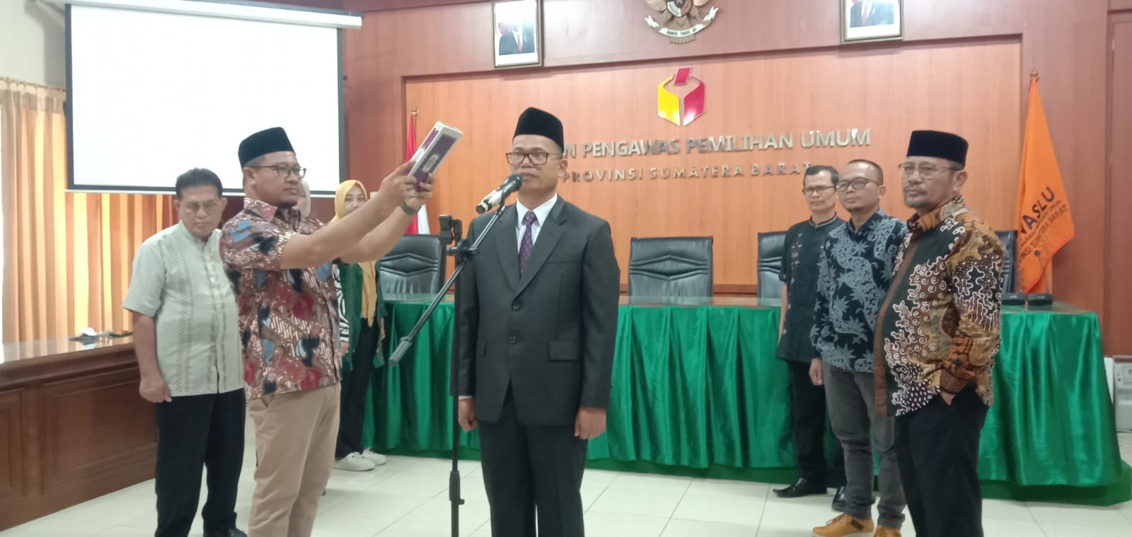 Sekjen Bawaslu RI Lantik Rinaldi, Jadi Kepala Sekretariat Bawaslu Pessel 